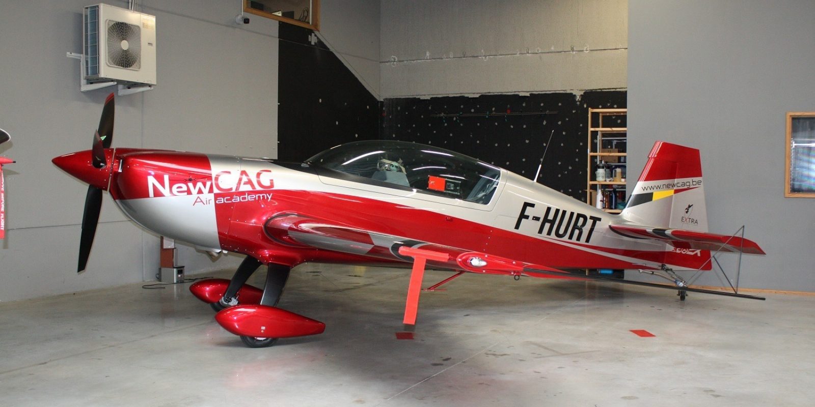 La plus récente addition à la flotte est un superbe Extra 330LX (F-HURT), qui permet désormais à Air Academy New CAG de proposer une formation « Upset Prevention and Recovery Training » (UPRT).