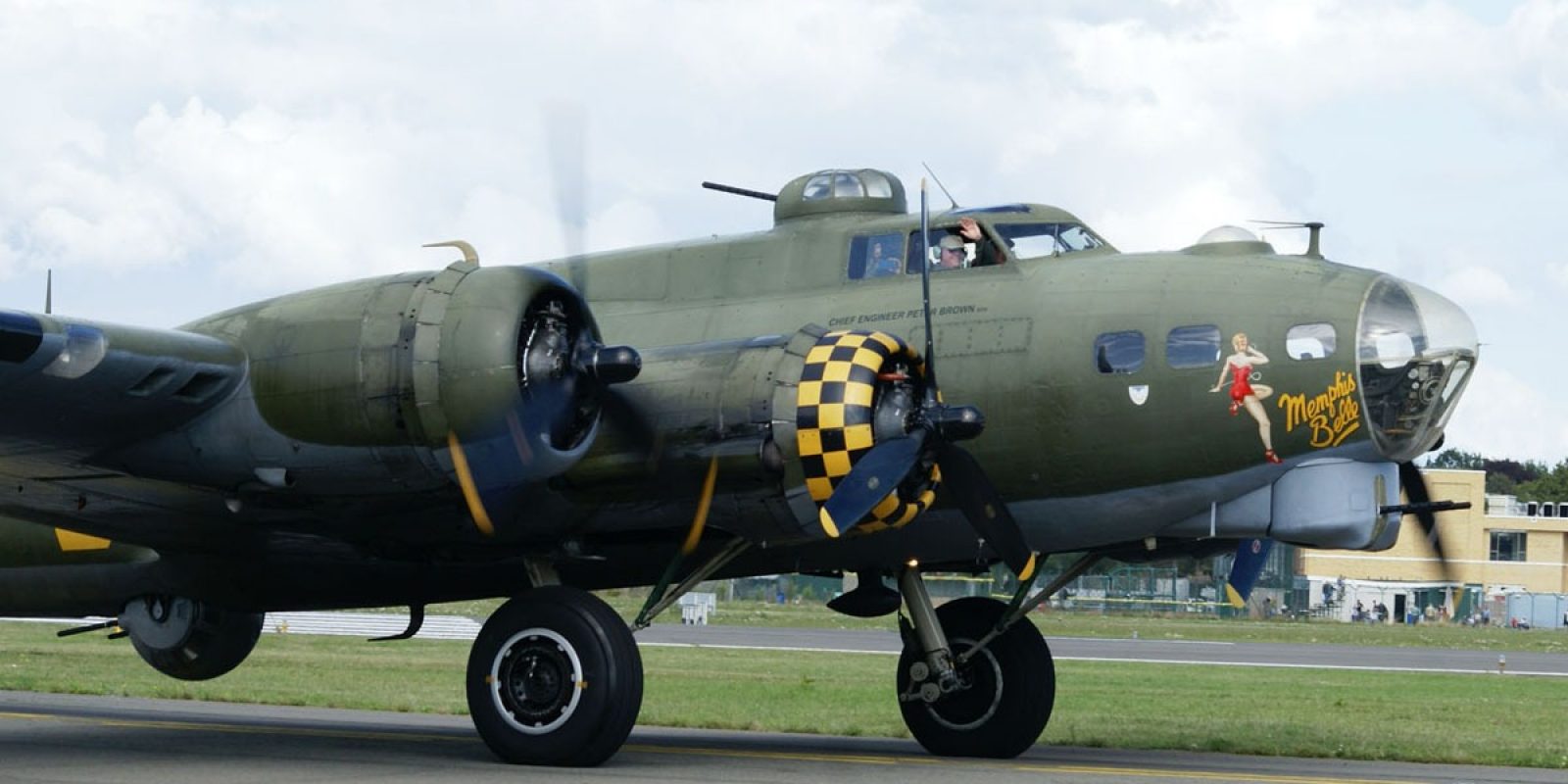 Le côté droit du bombardier est décoré de la pin-up Memphis Belle, comme sur la première forteresse volante qui effectua un tour d’opérations complet et repartit telle quelle en tournée de propagande en Amérique en 1943.