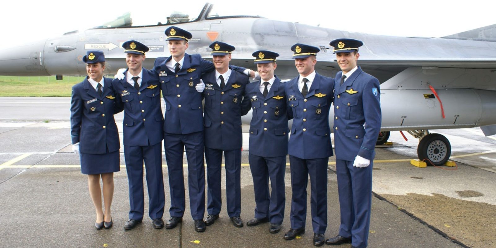 Les sept nouveaux pilotes belges montrant fièrement leurs ailes toutes neuves qui les font entrer dans le club très fermé des aviateurs.