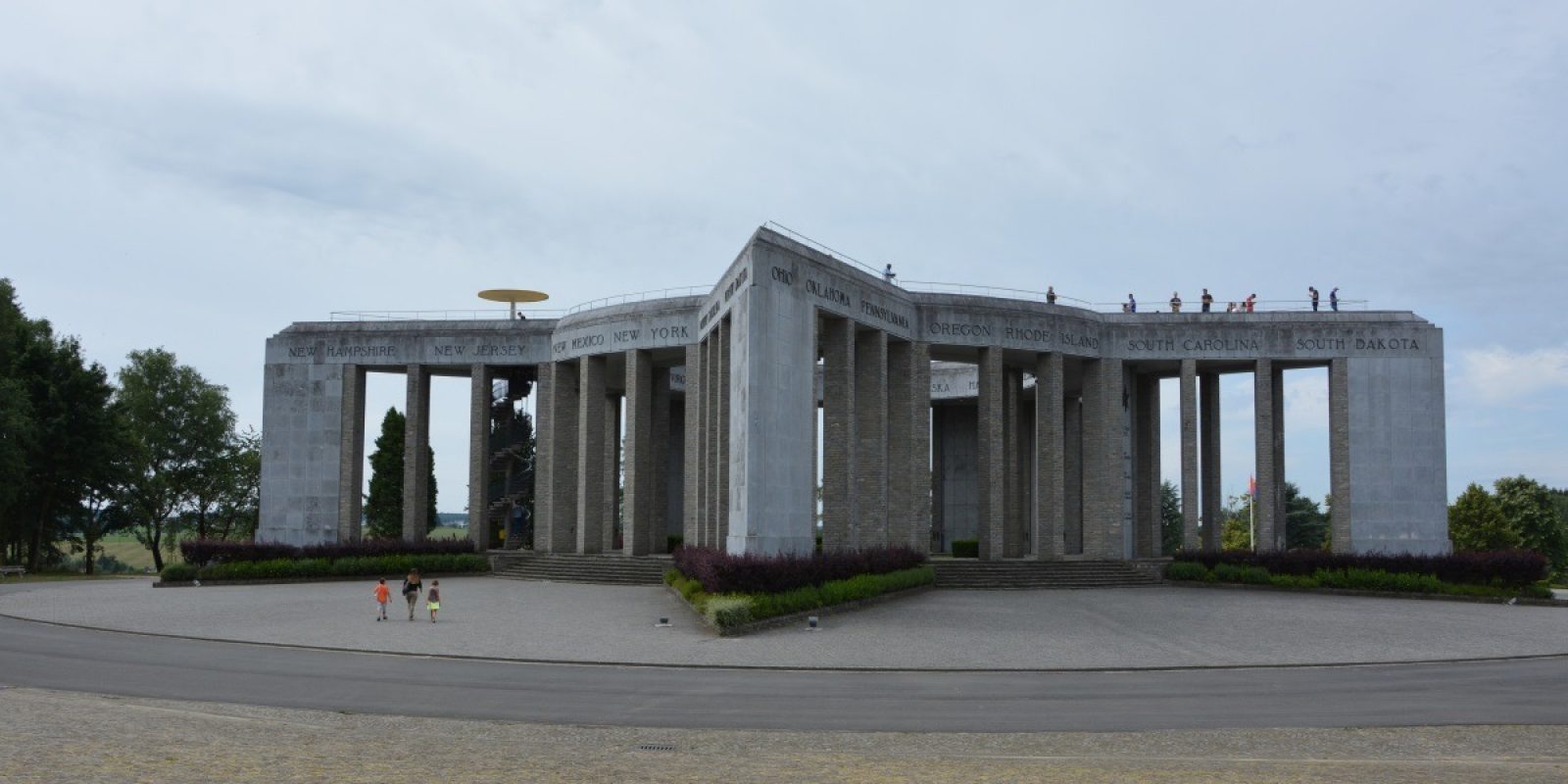 Het Memoriaal van Mardasson, ontworpen door de Belgische modernistische architect Georges Dedoyard (°22 december 1897, †20 januari 1988).