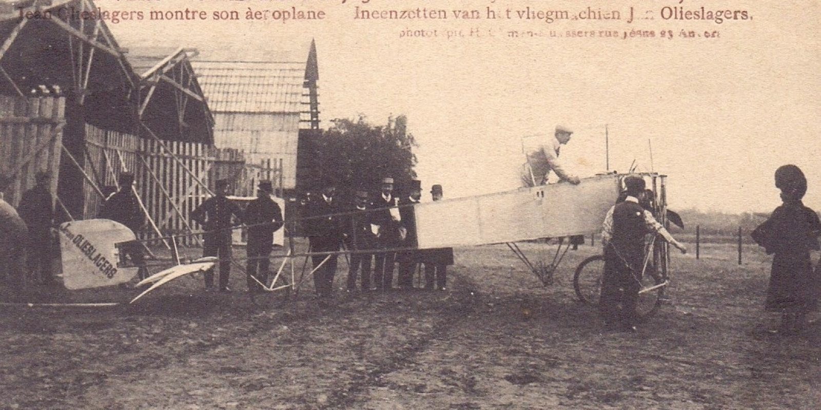 Montage van het vliegtuig van Jan Olieslagers voor de in 1909 georganiseerde Antwerpse vliegweek.