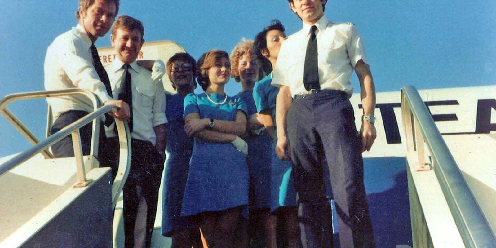 Jean-Jacques Speyer débute sa carrière en tant que Flight Engineer sur Boeing 707 à la TEA. Photo d’équipage avec Jo Boone comme Commandant de Bord, qui devint Chef Pilote à la TEA et Instructeur sur A300-600/A310 à Airbus. Son copilote, Paul « Pelle » Dardenne, est à sa gauche. (Photo Jean-Jacques Speyer)