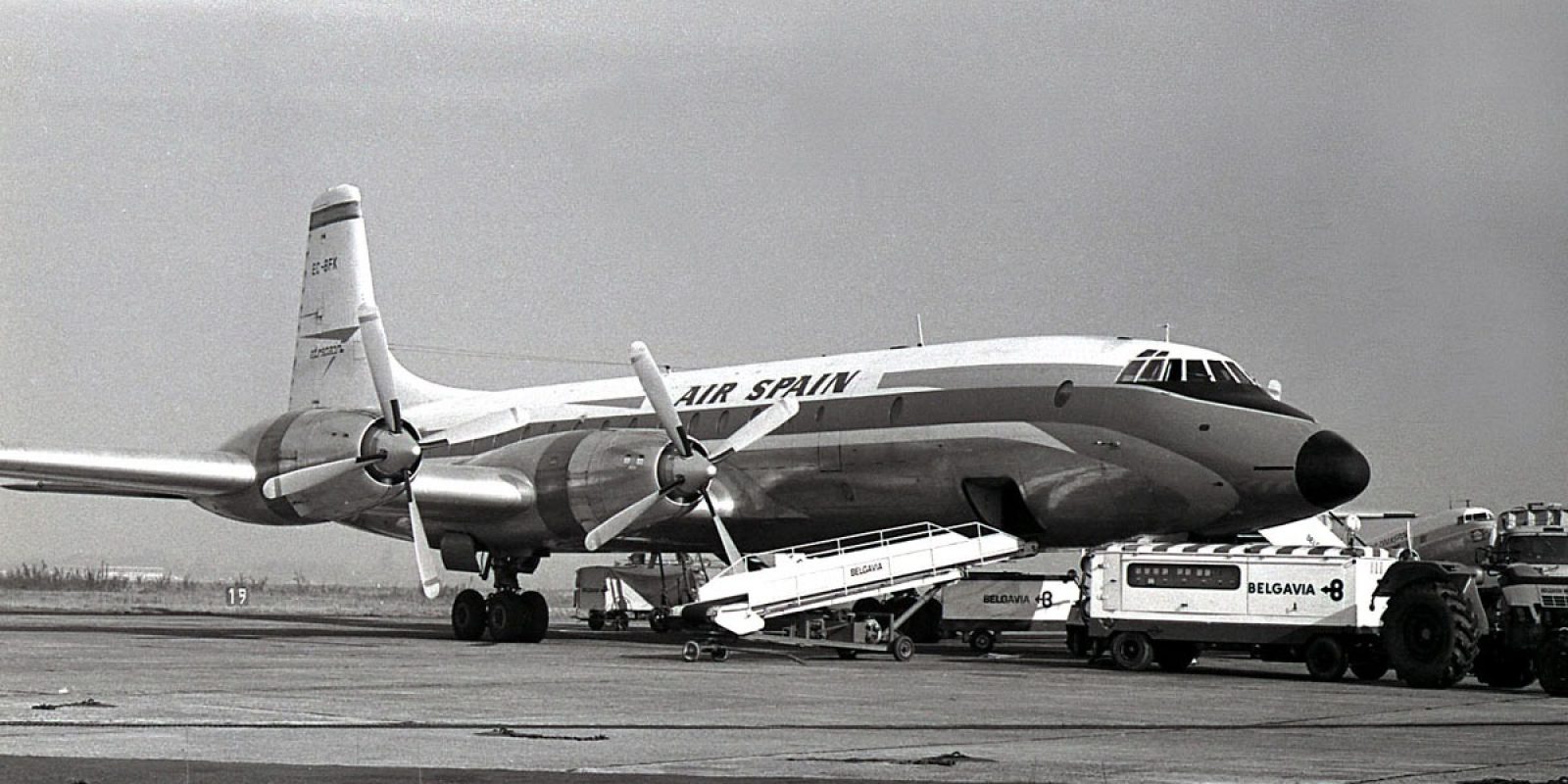 Le Bristol 175 Britannia d’Air Spain en cours de transbordement des bagages des passagers en 1969 à Zaventem; immatriculé EC-BFK en Espagne, ce fut l’avion du trajet aller à destination de Malaga en septembre 1969. (Photo Guy Viselé)