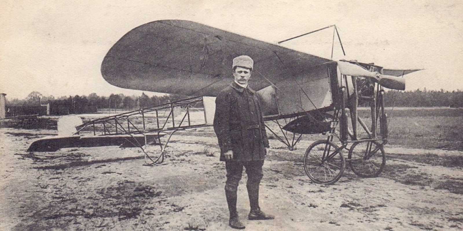 Foto genomen omstreeks 1911 in de streek van St-Job in 't Goor/Brasschaat. Deze postkaarten werden vooraf gemaakt om verkocht te worden op de vliegdemonstraties. (Archief Frans Van Humbeek)