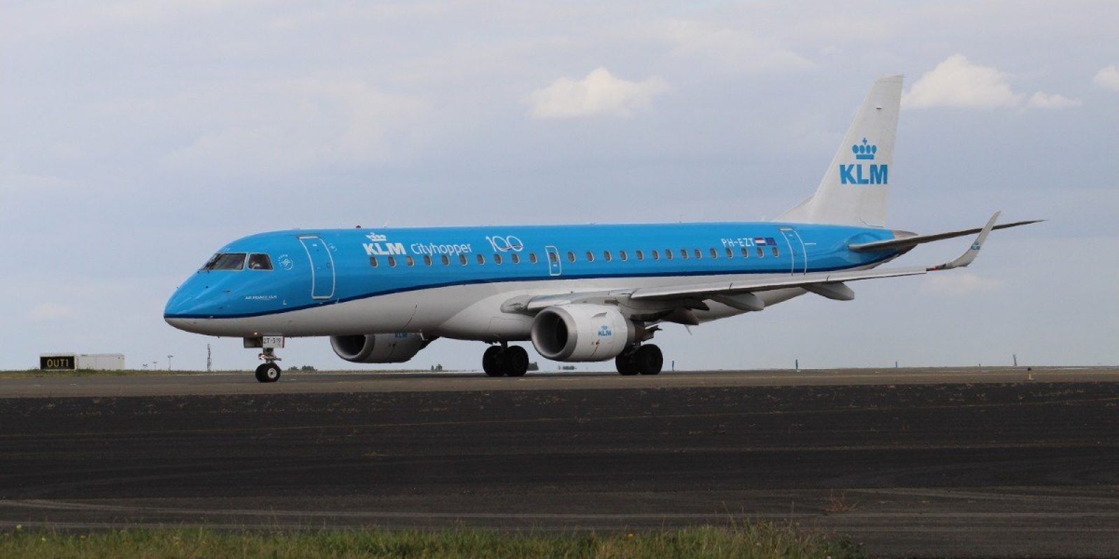 Embraer EMB 190STD PH-EZT van KLM Cityhopper, met eeuwfeestlogo op de romp, Brussels Airport 18 september 2019. Zowel de Embraer 175 als 190 worden nu ingezet op de routes tussen Schiphol en Brussels Airport. (Foto Guy Viselé)