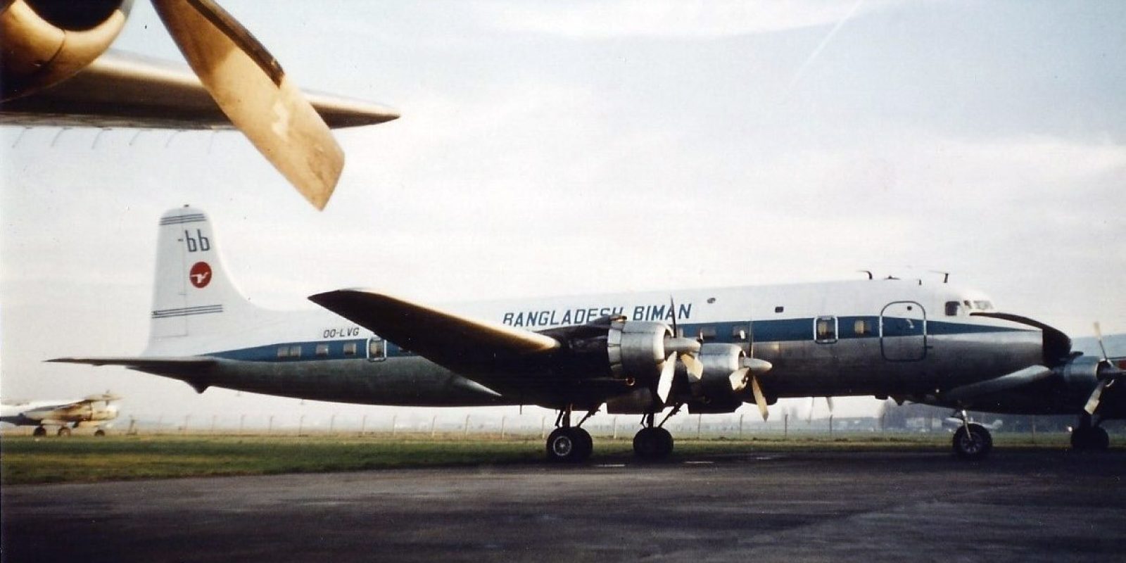 Een nieuwe aanwinst voor Delta Air Transport. Deze DC-6B OO-LVG werd in de kleuren van Biman Bangladesh afgeleverd op Deurne.