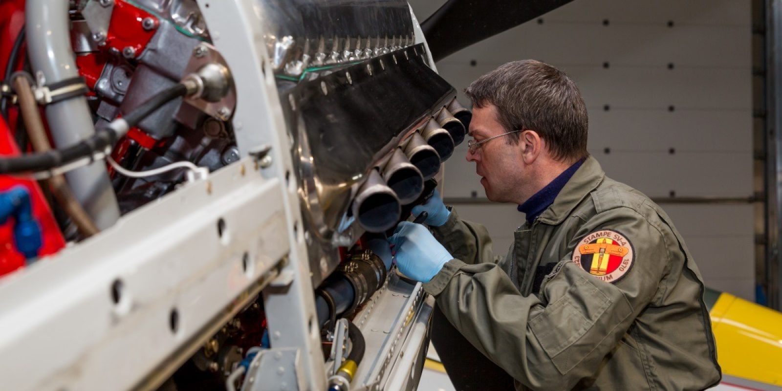 Technisch controleur van het DGLV tijdens de inspectie voor de vernieuwing van het bewijs van luchtwaardigheid van een Mustang. (Foto Directoraat-generaal Luchtvaart)