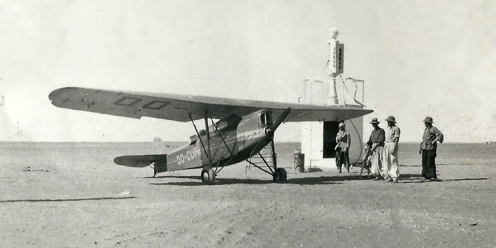 Aankomst te Bidon-V in de Tanezrouft woestijn (‘Arrivée à Bidon V.’) (Foto Brussels Air Museum via Jean-Pierre Decock)