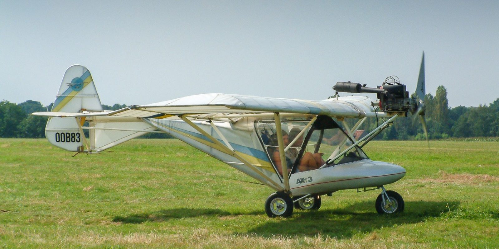 ‘Traditionele’ ULMs en DPMs verdwijnen meer en meer van onze velden. Vliegen met zo’n ‘luchtscooter’ is nochtans ‘dé max’ maar piloten verkiezen snelheid en comfort. Weedhopper AX3 gefotografeerd in Schaffen tijdens de Fly In op 17 augustus 2002. (Foto Tom Brinkman)