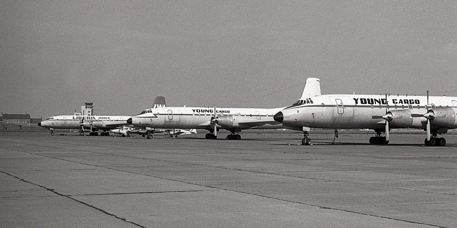 Alignés sur le tarmac d’Ostende en juillet 1978, pas moins de trois Britannia en ordre de vol: de gauche à droite, le OO-YCH aux couleurs de Liberia World, le OO-YCB et le OO-YCE.