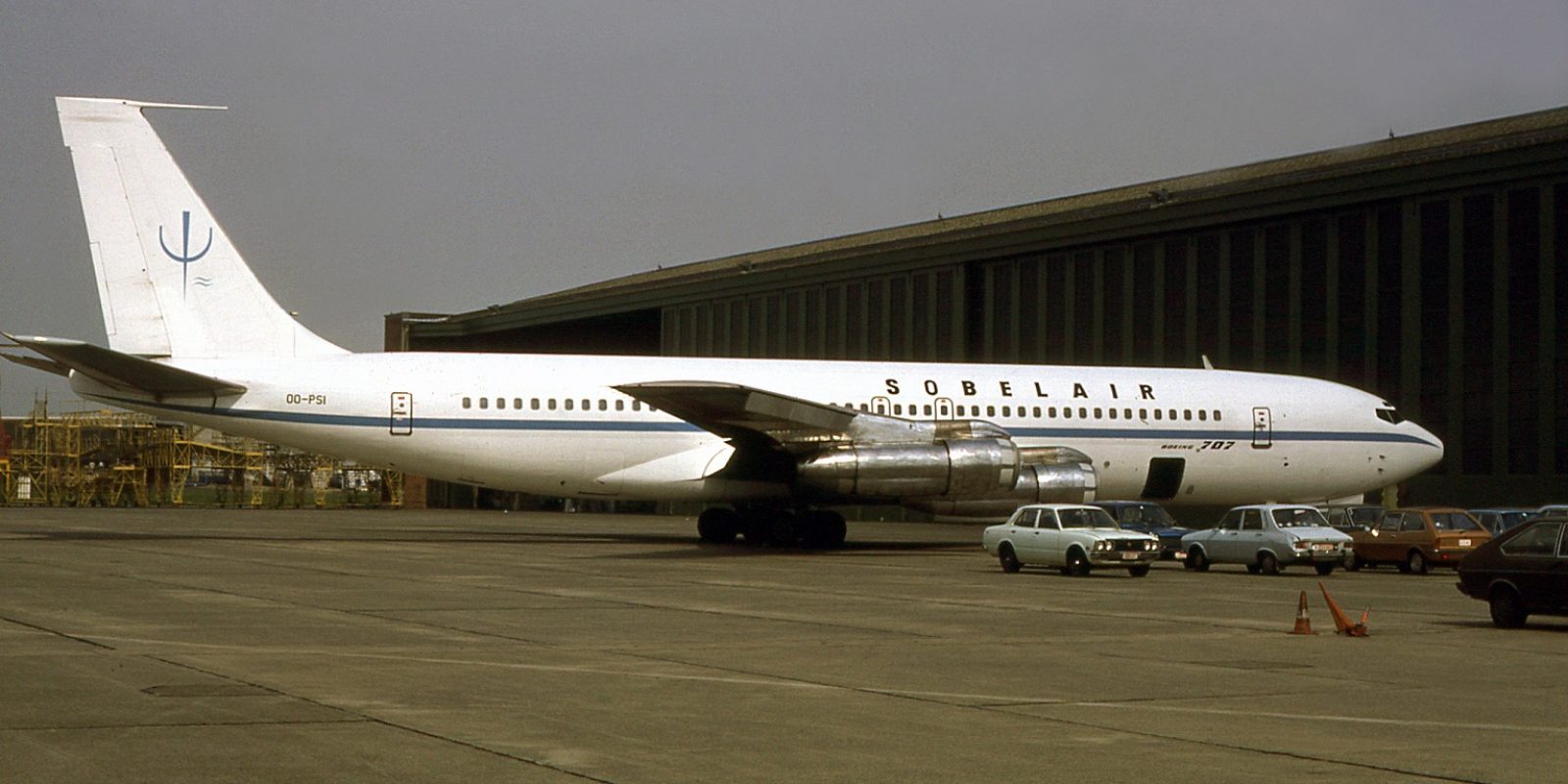 Le Boeing 707 (avec son immatriculation correcte OO-PSI) n’effectuera quasi pas de vols pour la CER. Photographié en mars 1979, il arbore le sigle « psi » de la CER (rappelant le projet « Planet Survival International ») sur la dérive, et les titres « Sobelair » sur le fuselage.