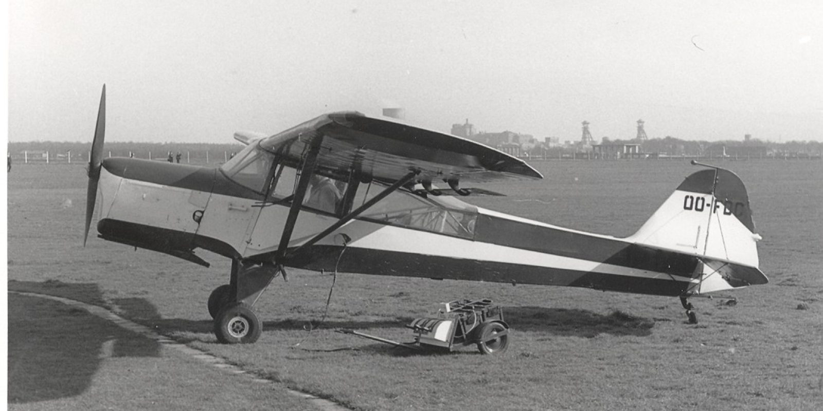 L’OO-FDC ex A-8 fut cédé aux Limburgse Vleugels; il est vu ici sur leur aérodrome de Genk-Zwartberg en 1959 ou 1960. (Archives Jean-Pierre Decock)
