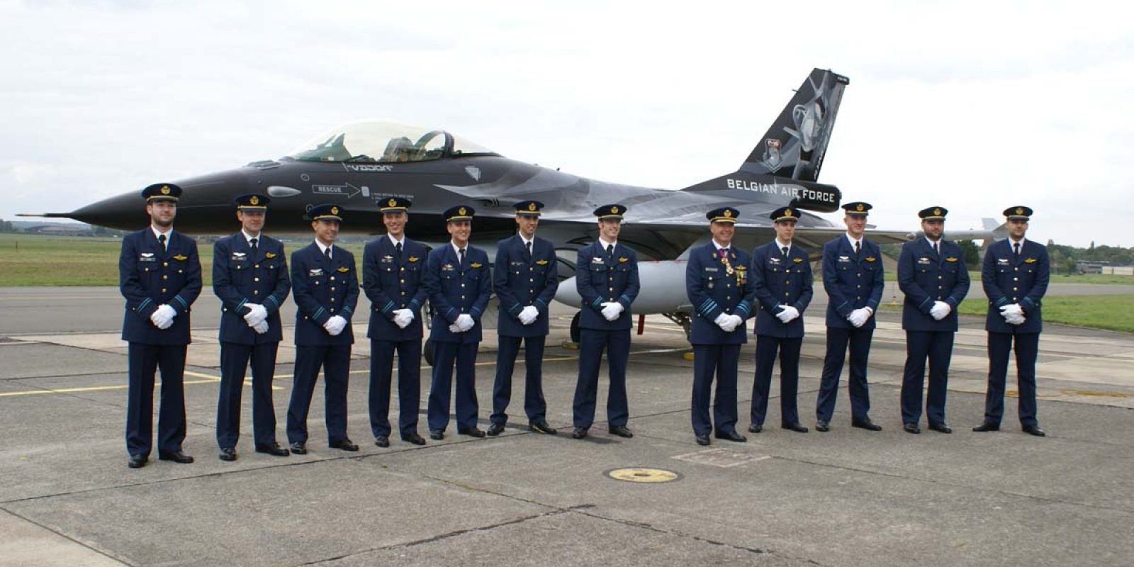 Les nouveaux pilotes posent pour la photo traditionnelle en présence du Général-major Aviateur Thierry Dupont, Commandant de la Composante Air.