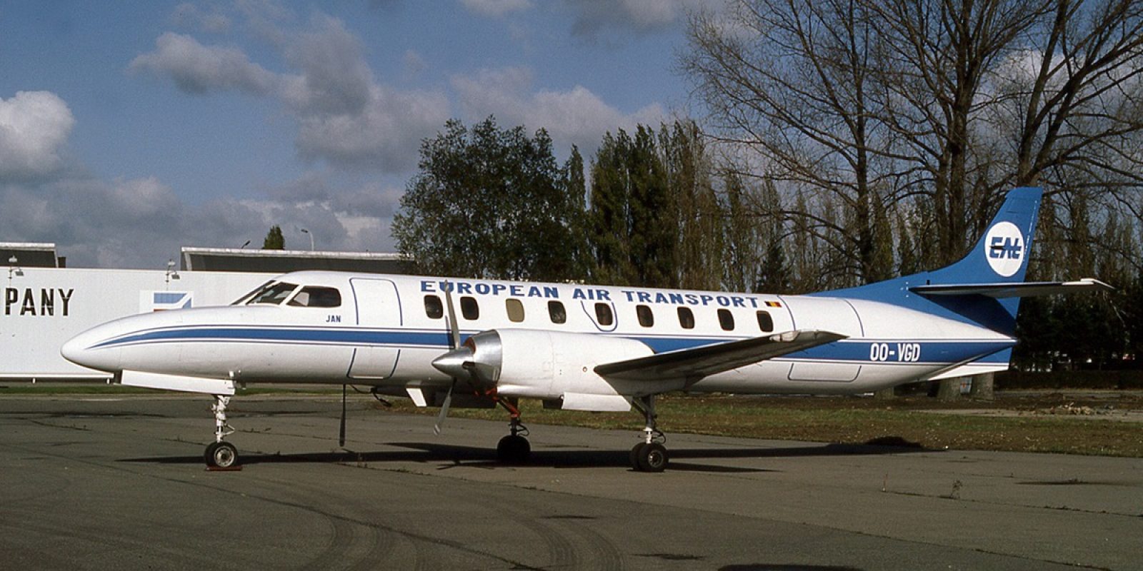 L’arrivée de Freddy Van Gaever à la direction d’EAT permet de disposer de trois Fairchild-Swearingen SA-226AT Merlin IVA. Ils ont été acquis auprès de la compagnie yougoslave JAT via la société de location d’avions Frevag. Le OO-VGD (msn AT-062-2 ex YU-ALF) est photographié fin 1986 aux couleurs d’European Air Transport et baptisé « Jan », prénom du fil de Freddy Van Gaever et pilote de ligne.