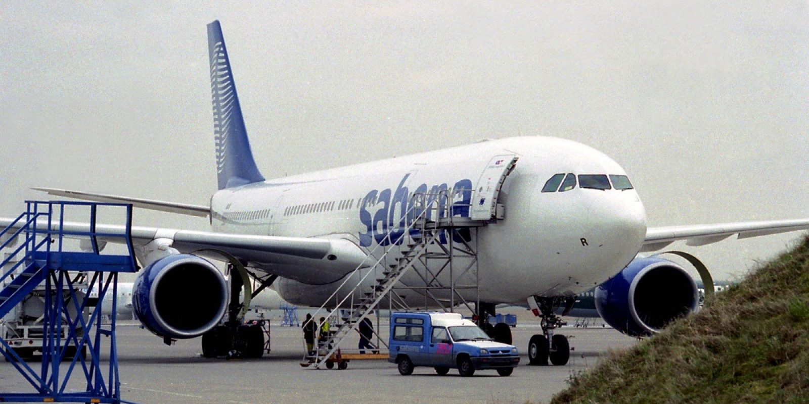 De Sabena A330-223 OO-SFR op 17 april 2000 gefotografeerd nabij onderhoudsloods 41 op Brussels Airport. (Foto Guy Viselé)