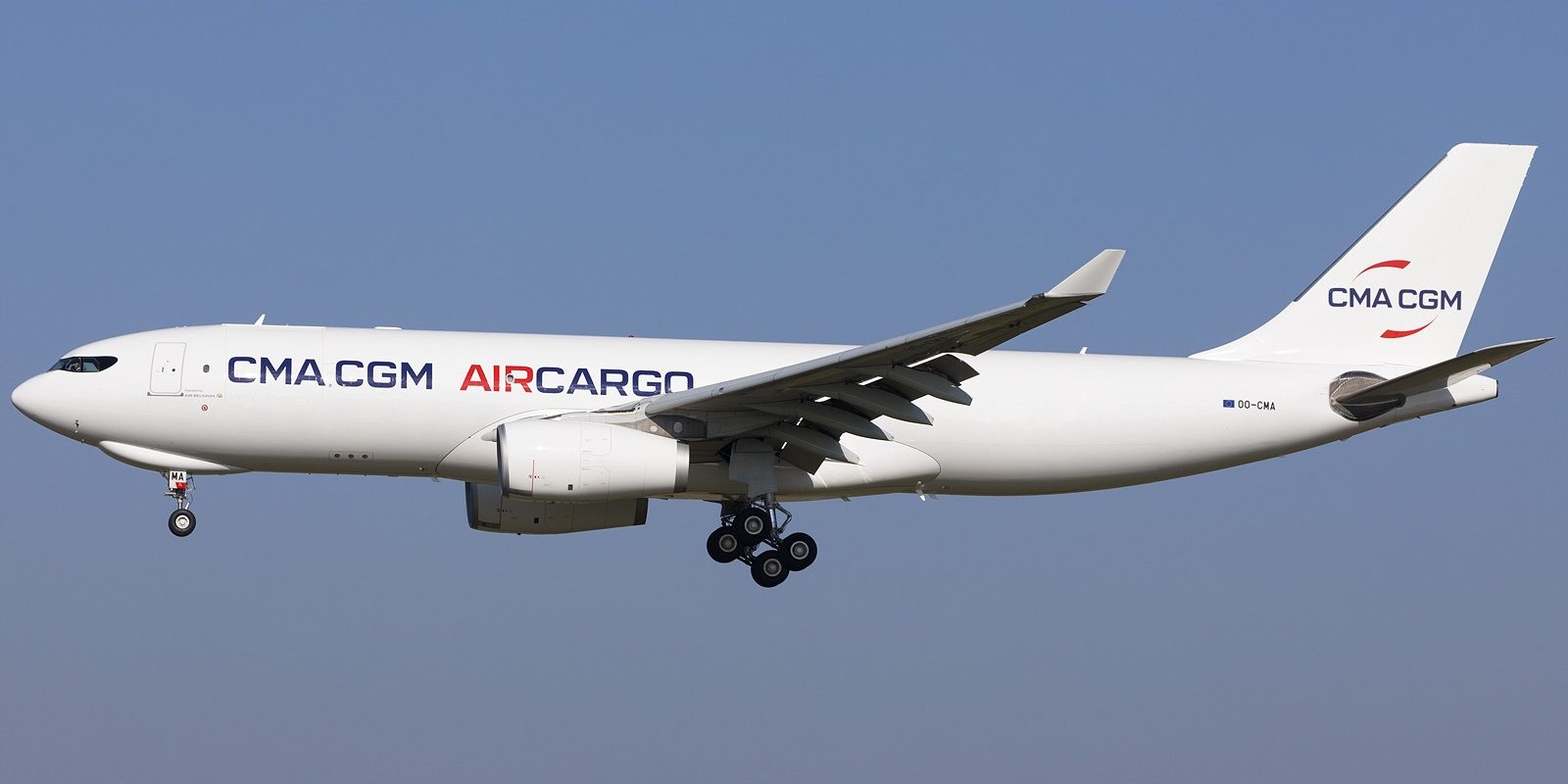 Arrivée de Dublin à Bruxelles le 2 mars du OO-CMA, premier Airbus A330-243F de CMA CGM Air Cargo, avec à droite de la porte avant, la mention « operated by Air Belgium ». (Photo Giovanni Verbeeck)