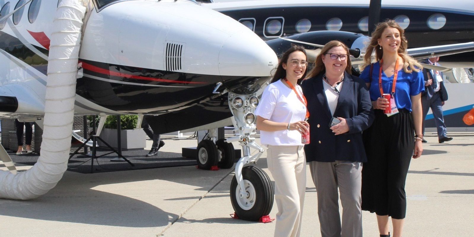 La jeune belgo-britannique Zara Rutherford (à gauche en blanc) était la vedette de la cérémonie d’ouverture. Après son tour du monde en solo en avion ultraléger, elle découvre la vaste gamme d’avions d’affaires exposés sur le tarmac genevois.