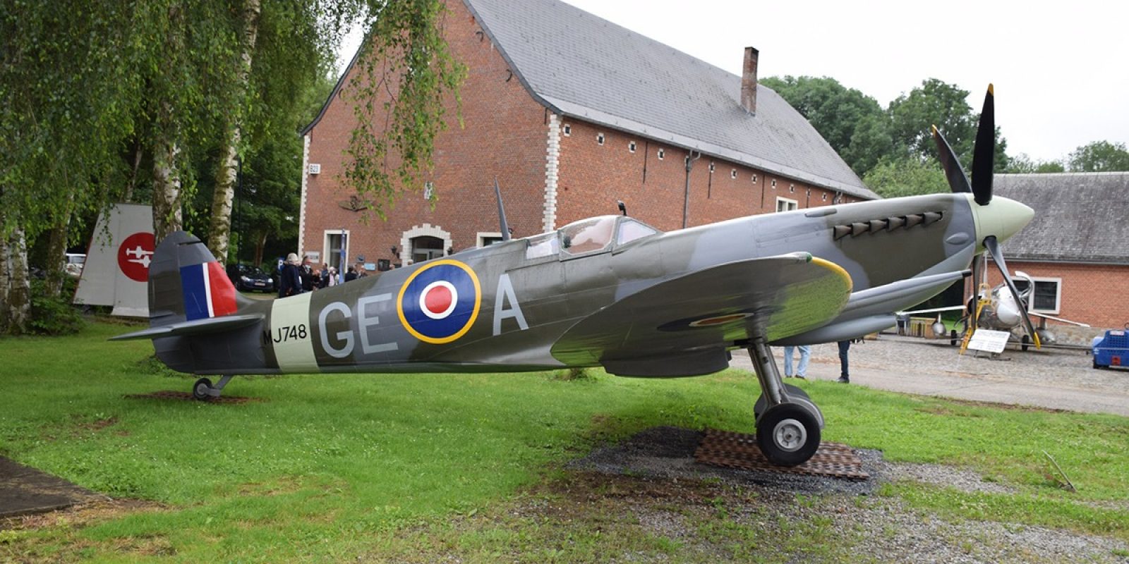 Le côté droit de la réplique du Spitfire Mk.9 porte le serial MJ748. Il évoque le souvenir du Flying Officer belge Marcel Sans de la 349 Sq, abattu et tué par la Flak allemande sur le « vrai » MJ748 le 7 juin 1944 (lendemain du débarquement en Normandie) dans la région de Caen. (Photo Robert Verhegghen)