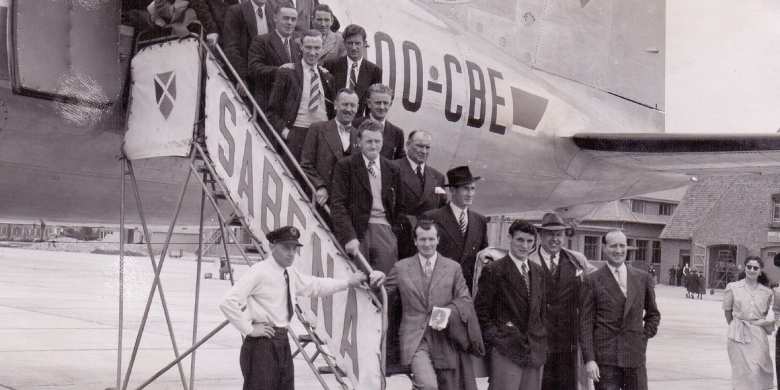 Twee dagen voor het ongeval met de OO-CBE maakte de Britse voetbalploeg Arsenal nog gebruik van het vliegtuig, hier gefotografeerd op de luchthaven van Melsbroek. (Foto Sabena, archief Frans Van Humbeek)