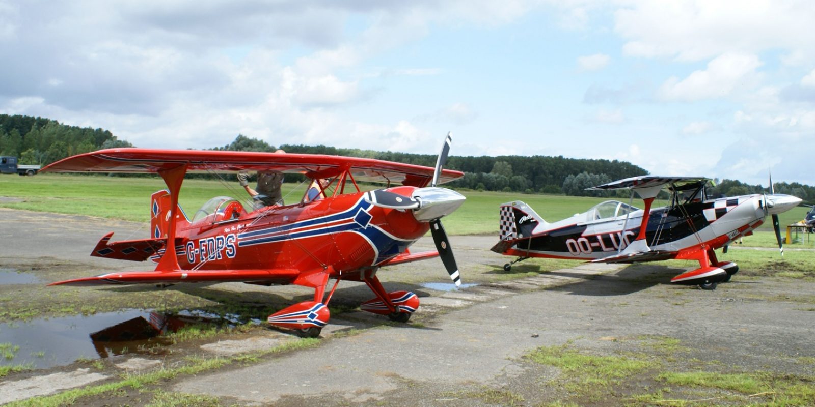 La patrouille acrobatique des Pitts Boys d’Overboelaere a fait, comme à l’accoutumée, un véritable spectacle aérien, acrobaties et vol et en formation, dimanche sur le coup de midi, malgré le vent très violent.