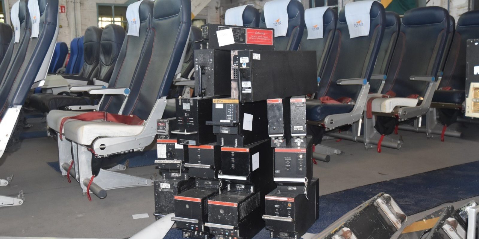 Zowel elektronica is hier te koop als F70-vliegtuigzetels van Tus Airways. (Foto Luc Wittemans)