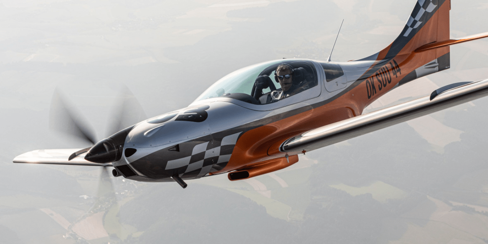 Mini-Mustang, of toch eerder een elegante Italiaanse sportwagen? De sportieve lijnen en paintjob zorgen ervoor dat het toestel gezien mag worden. (Foto JMB Aircraft)