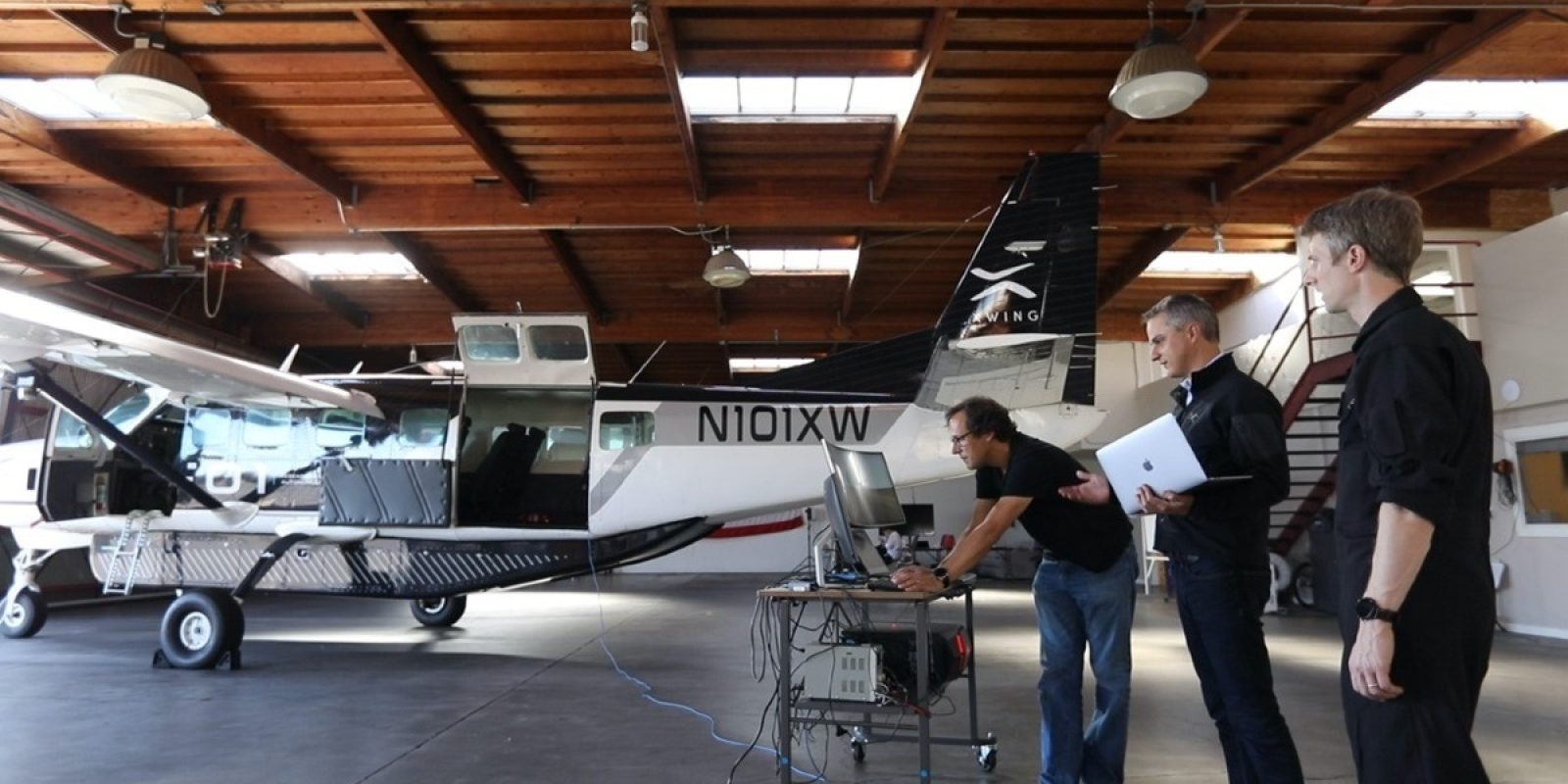 Marc en leden van het team bij tests in de hangar met de Caravan.