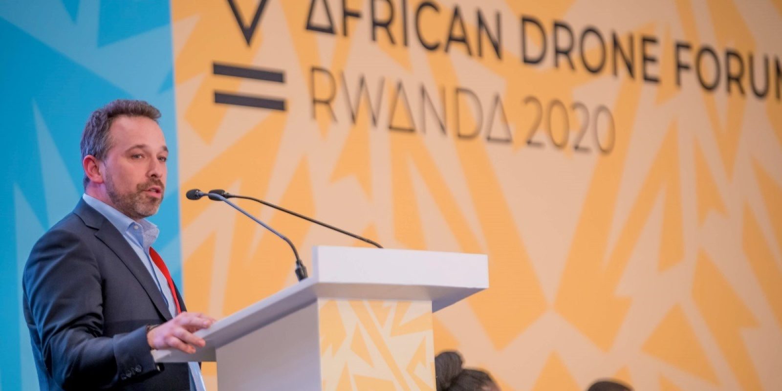 Tom Verbruggen, CEO Aviatize (https://aviatize.com/) als spreker tijdens de 202 African Drone Forum. Tom: “Robuust, flexibel en vooral efficient – in Afrika wordt het Belgische Aviatize als sterke automatiseringspartner op handen gedragen.”