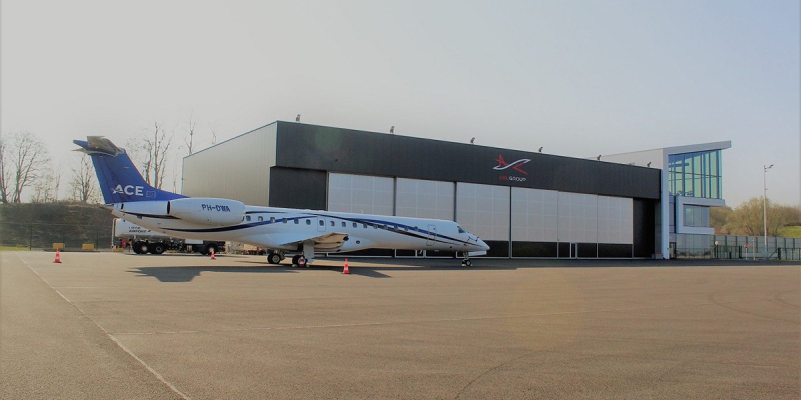 L’Embraer ERJ-145LR PH-DWA (msn 1451000) de Air Charters Europe devant le hangar ASL. (Photo Guy Viselé)
