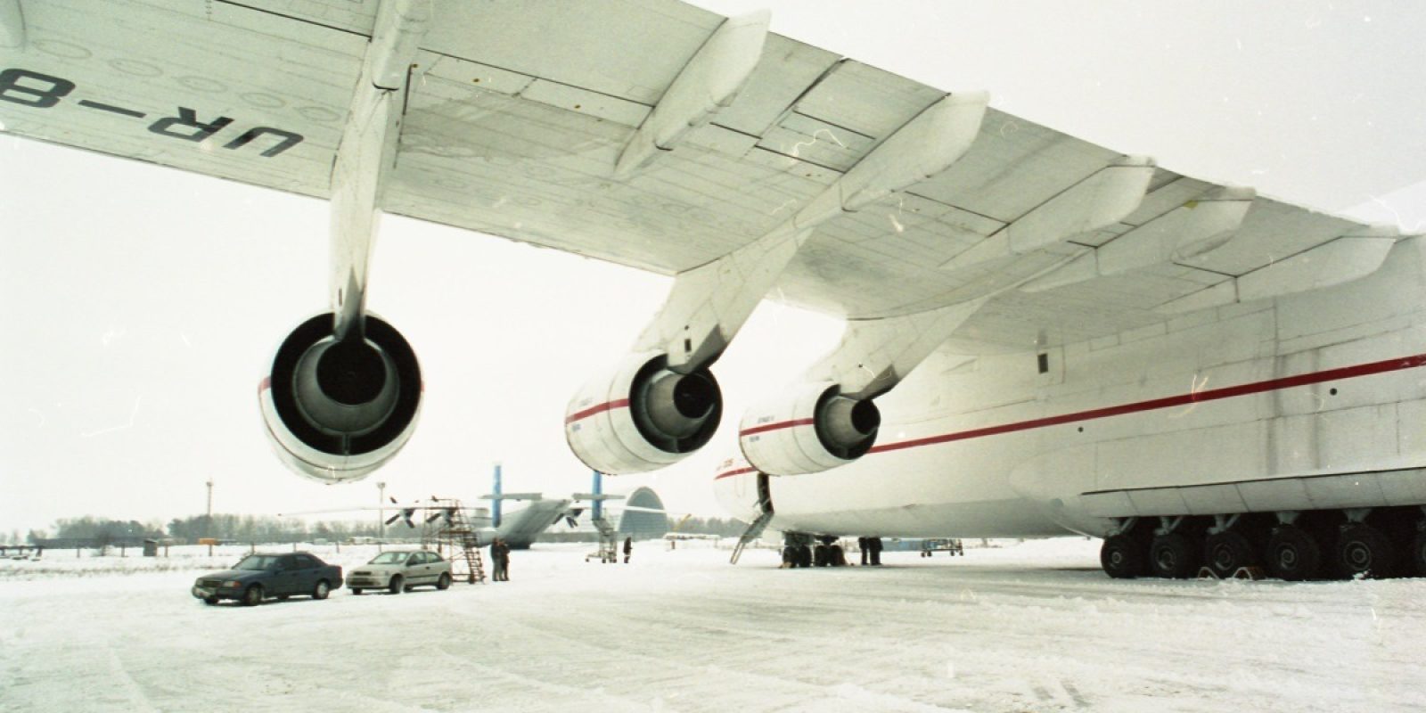 Achteraan links is de loods zichtbaar die gebruikt werd voor de stalling van de An-225. Ook An-124en kregen onderhoud in deze loods, een overkapping die niet volledig kon afgesloten worden. (Foto Frans Van Humbeek)
