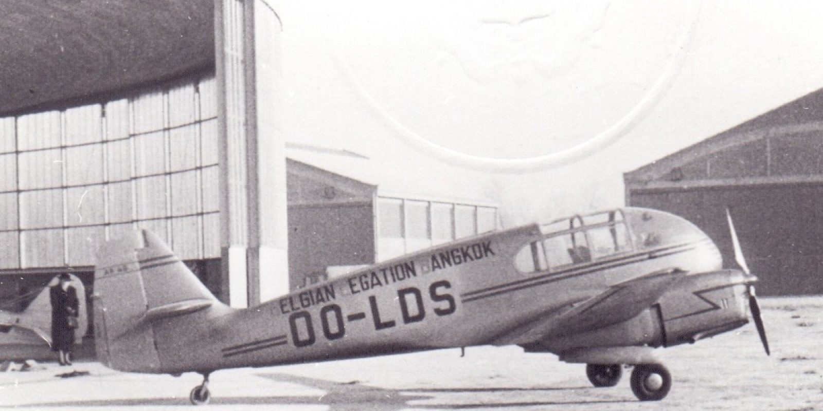 Foto van de Aero 45 OO-LDS op het Grimbergse vliegveld, gebruikt voor het luchtwaardigheidscertificaat. (Archief Frans Van Humbeek)