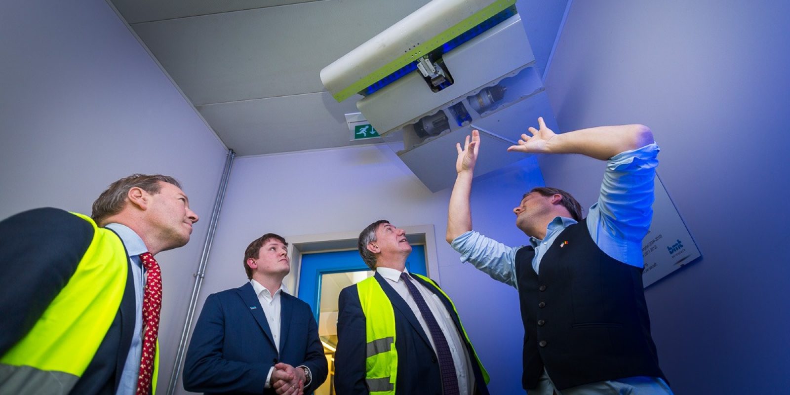 Vlaams minister-president Jan Jambon krijgt uitleg over de missie kritische vleugelonderdelen die door BMT Aerospace worden geproduceerd.