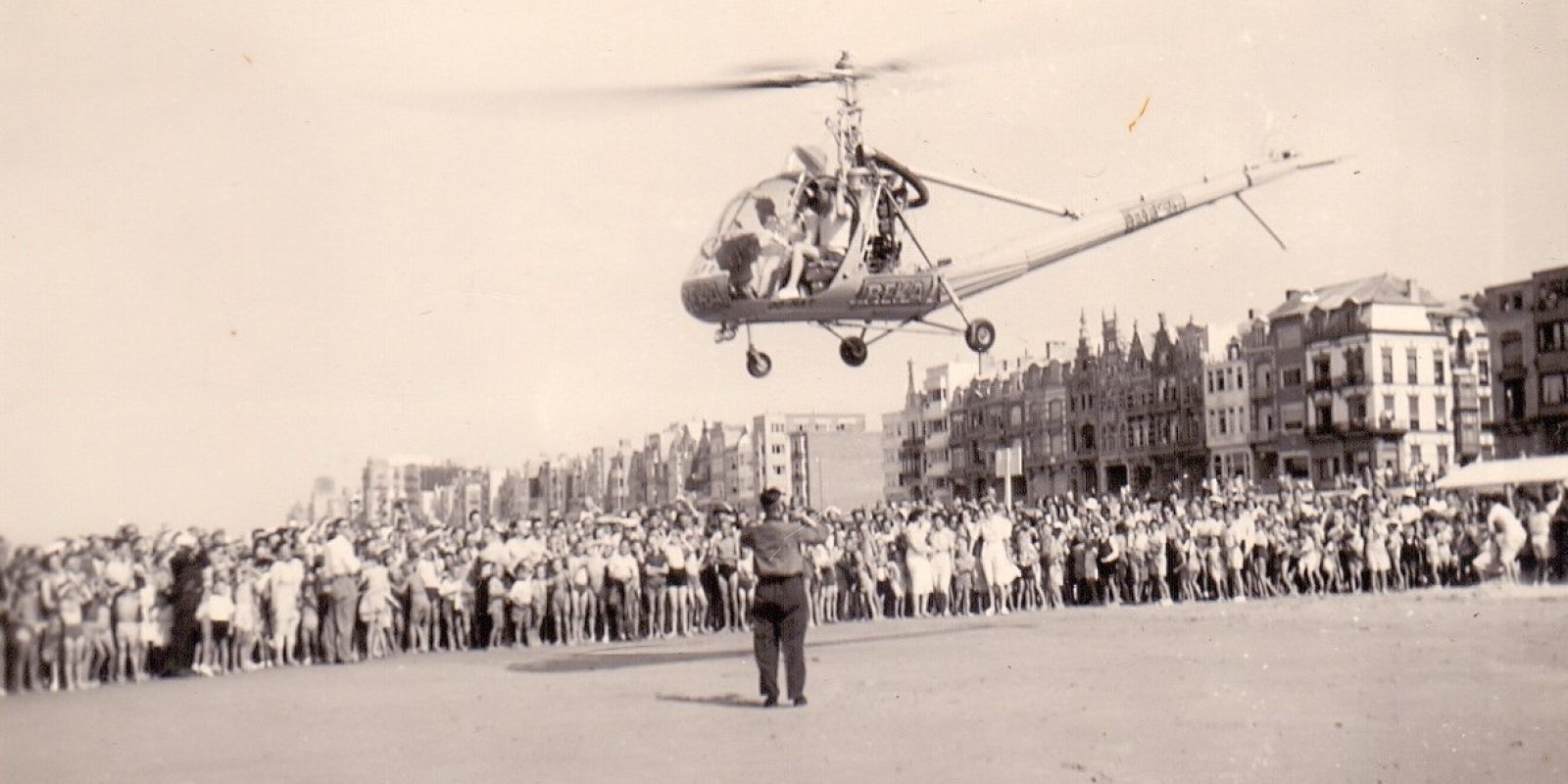 Luchtdopen met de Hiller van Beka in Blankenberge. (Archief Frans Van Humbeek)