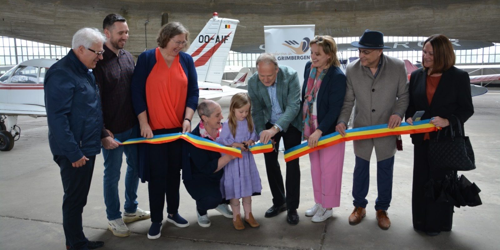 Vlnr.: Schepenen Philip Roosen, Jelle De Wilde, Trui Olbrechts, Kristen Hoefs, burgemeester Bart Laeremans, Karlijne Van Bree, Jean-Paul Windelen en Chantal Lauwers. Centraal staat Liv Swers die het lintje mocht doorknippen. (Foto Frans Van Humbeek)