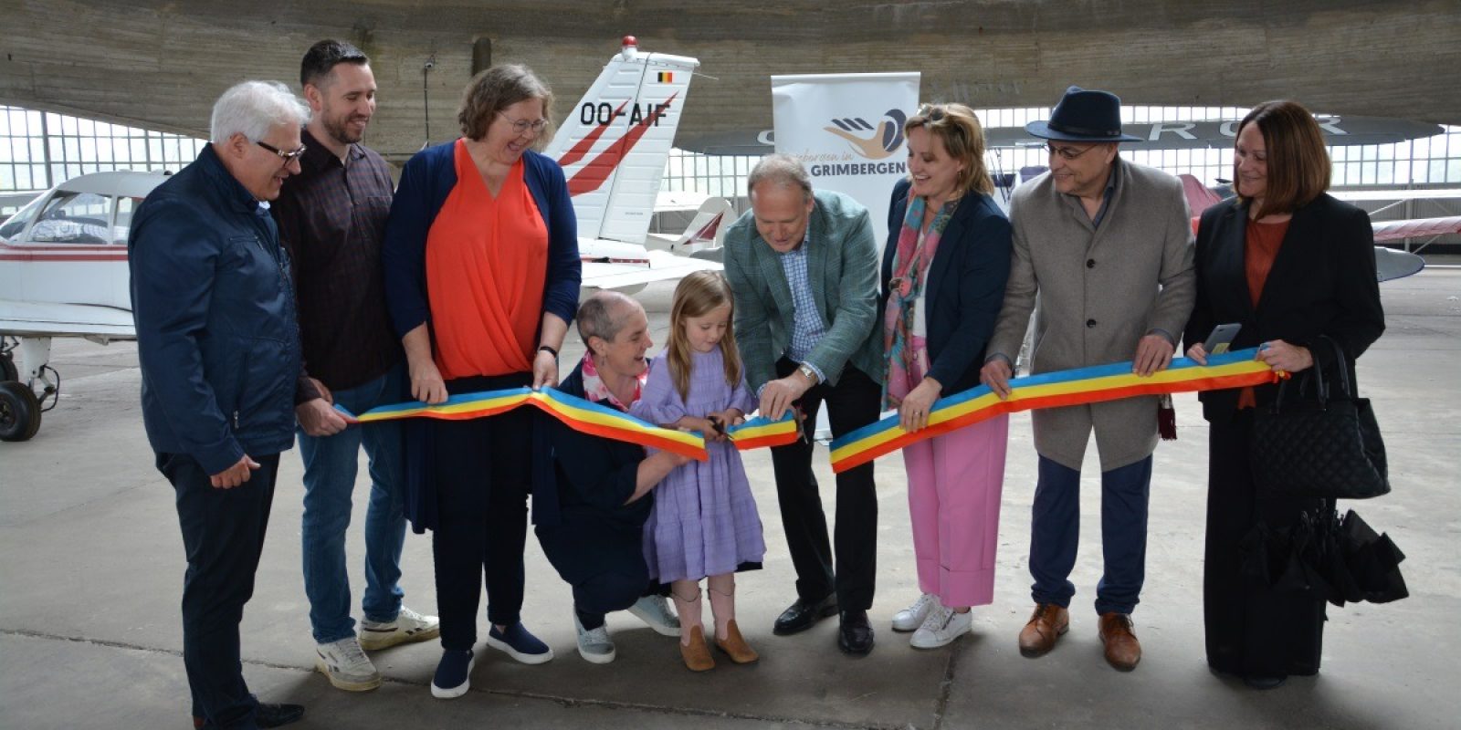 De gauche à droite : les échevins Philip Roosen, Jelle De Wilde, Trui Olbrechts, Kristen Hoefs, le bourgmestre Bart Laeremans, Karlijne Van Bree, Jean-Paul Windelen et Chantal Lauwers. Au centre se trouve Liv Swers, qui a coupé le ruban. (Photo : Frans Van Humbeek)