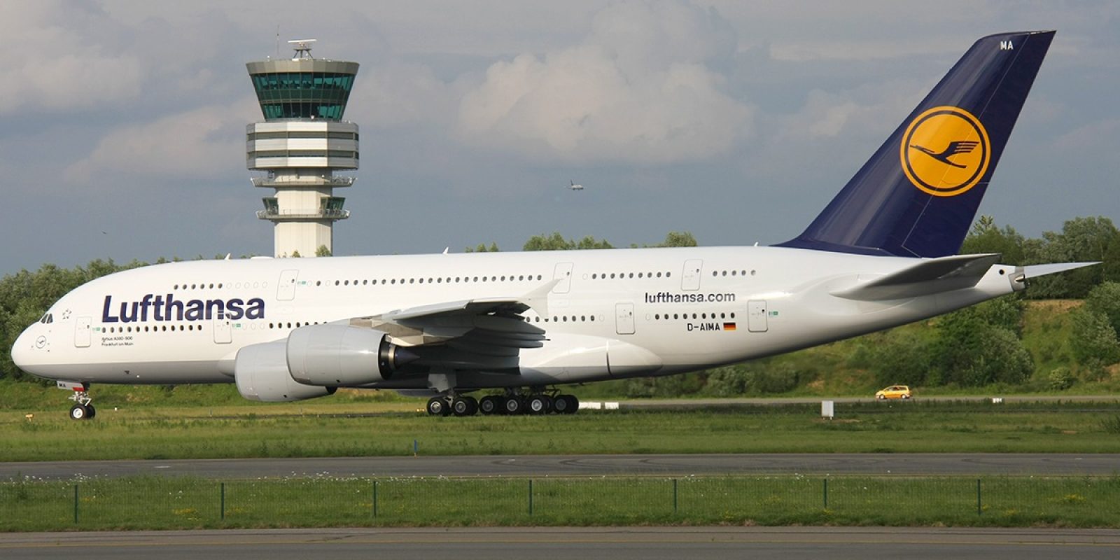 Lufthansa Airbus A380-841 D-AIMA ‘Frankfurt am Main’ bij het eerste bezoek aan Brussels Airport op 8 juni 2010. Op de achtergrond de skeyes-verkeerstoren. (Foto Kevin Cleynhens)