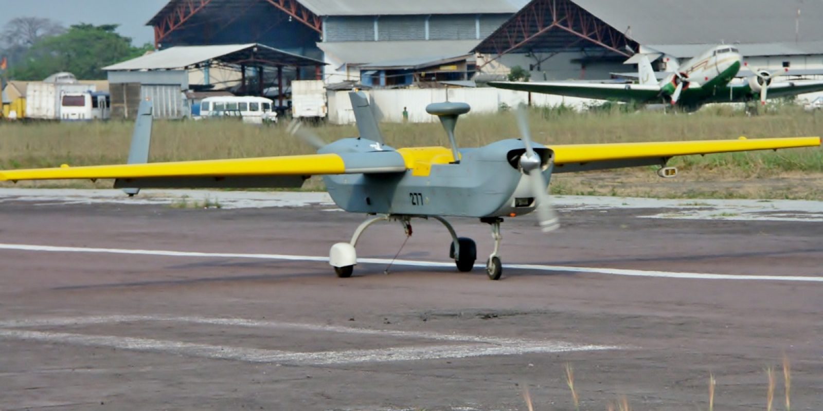 Automatische landing met de remhaak gebruiksklaar. (Archief 80ste UAV Smd)