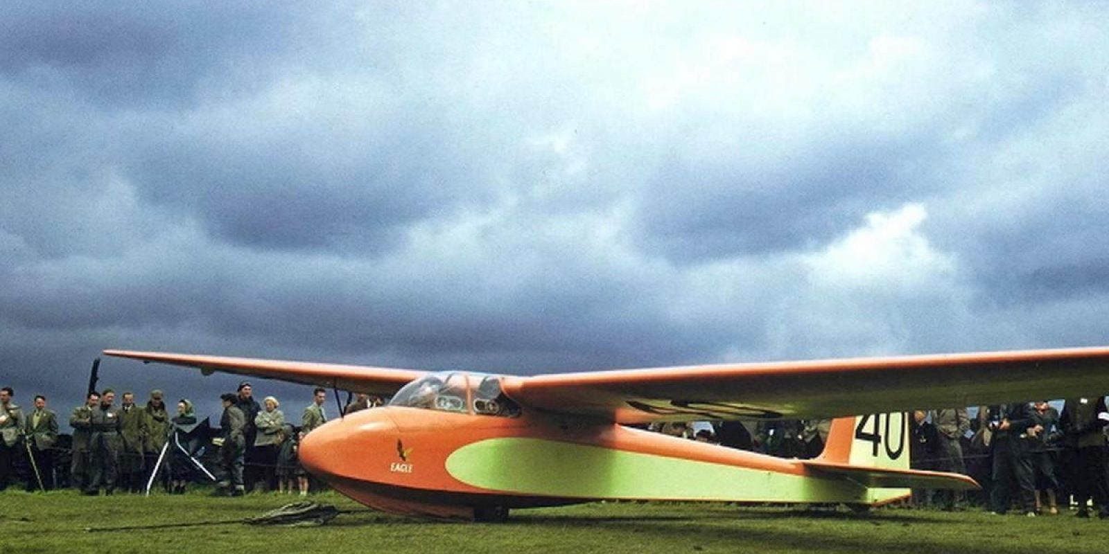 Le prototype du Slingsby T.42 « Eagle » ayant traversé la Manche. Cet élégant planeur a été détruit après une collision en plein vol avec un Slingsby Type 34 Sky près de Lasham (Hants) le 14 juin 1958. (Collection Philippe Roose)