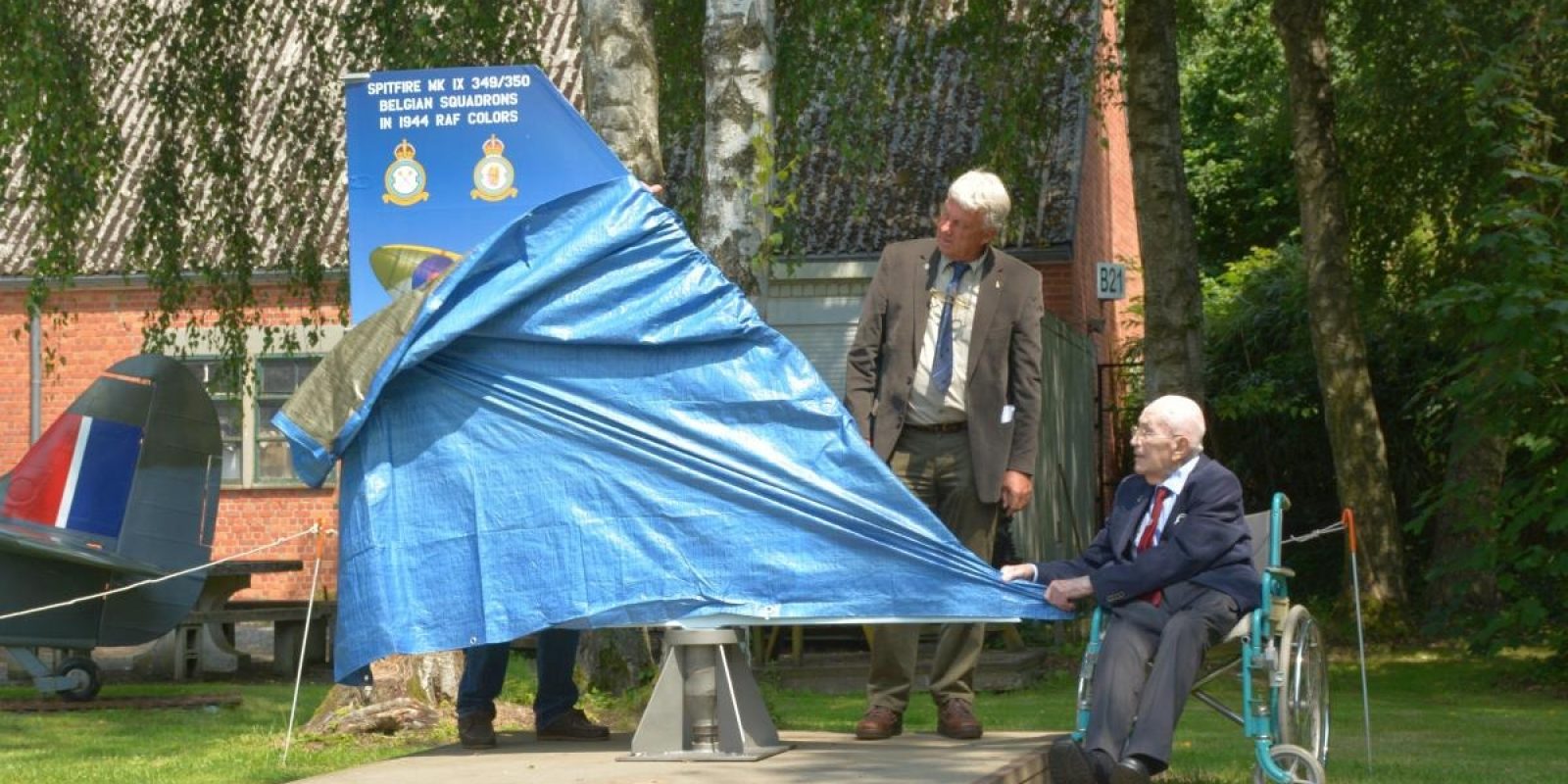 Les deux initiateurs du projet « Spitfire » dévoilent la stèle commémorative (R.Verhegghen)