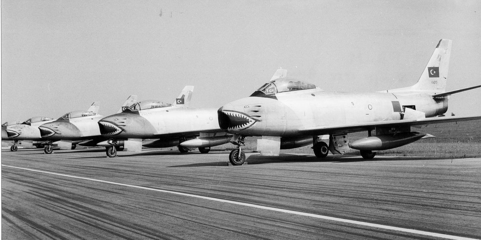 Les F-86 E Sabre du team turc lors du IXème PAIM 1958 sur la para-piste de Bierset. Le premier est le 19215, suivi du 19223 et du 19275. (SID)