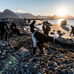 Collecting plastic debris, Smeerenburg