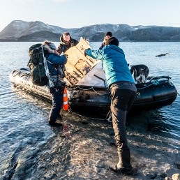 Collecting plastic debris, Smeerenburg