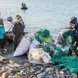 Collecting plastic debris, Smeerenburg