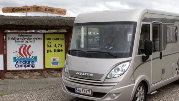 Autocamper ved indkørslen