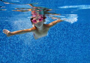 Sport mit Kindern: Schwimmen ist perfekt für die gesamte Familie.