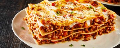 Vegetarische lasagne, met alcoholische dranken