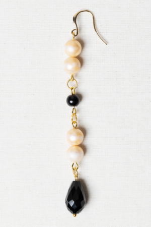 Earring with vintage pearls and black glass beads