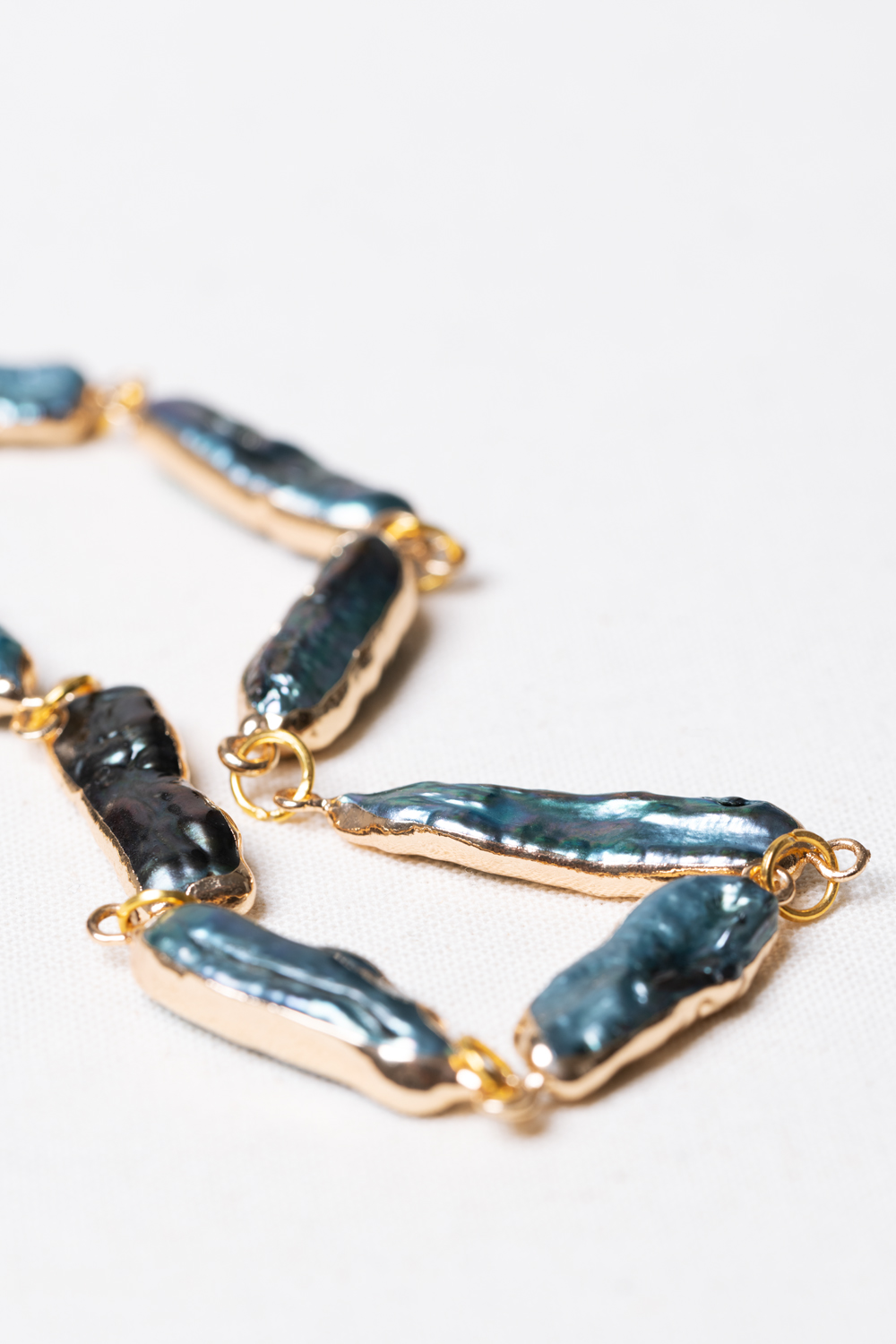 A blue freshwater pearl mens necklace 