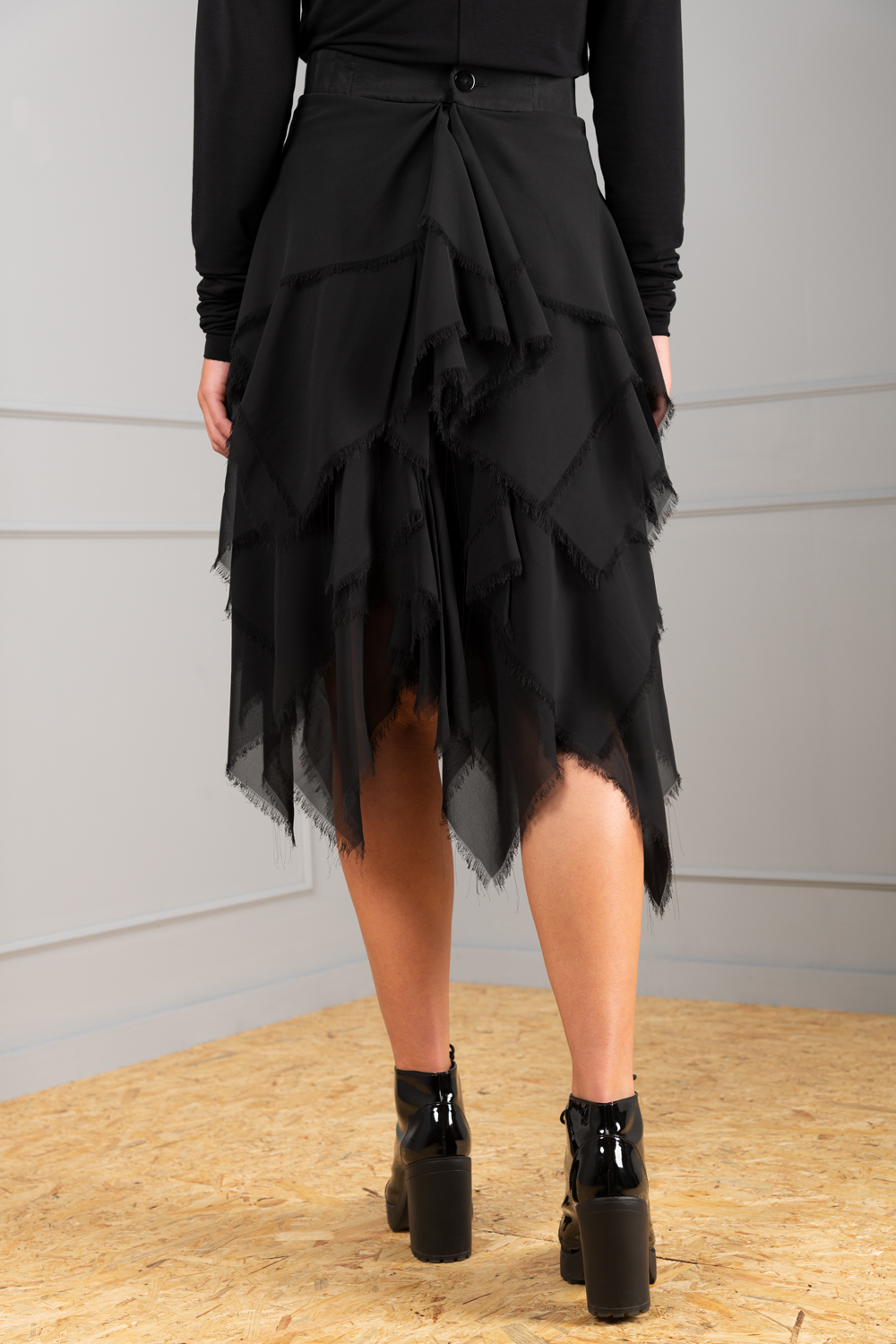 A black layered chiffon skirt for a funky or chic look Haruco vert