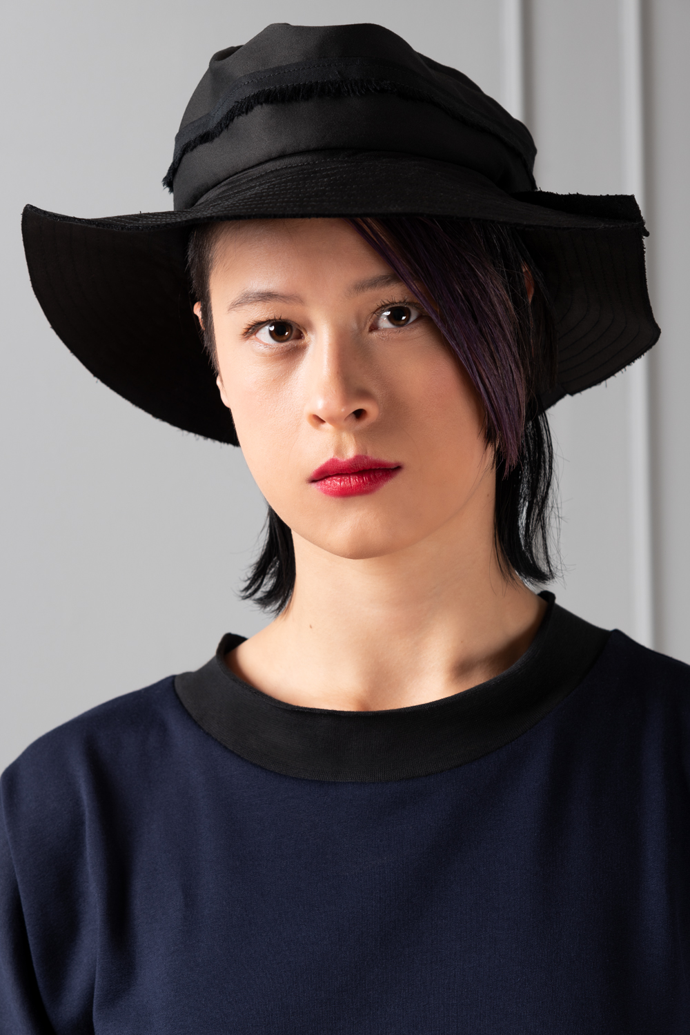 Unique black hat for an elegant and tough outfit | Haruco-vert